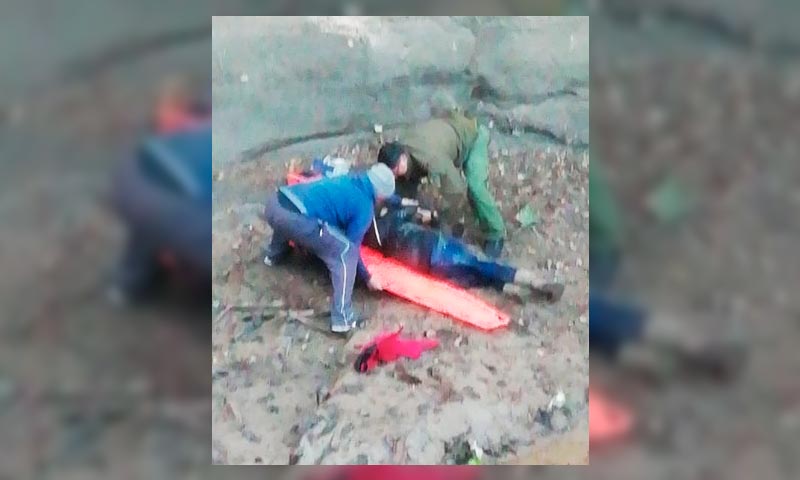 Carabineros socorre a mujer que cayó al interior del canal en Machalí