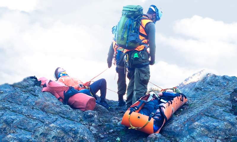 Excursionistas caen desde 15 metros de altura en cerro El Poqui