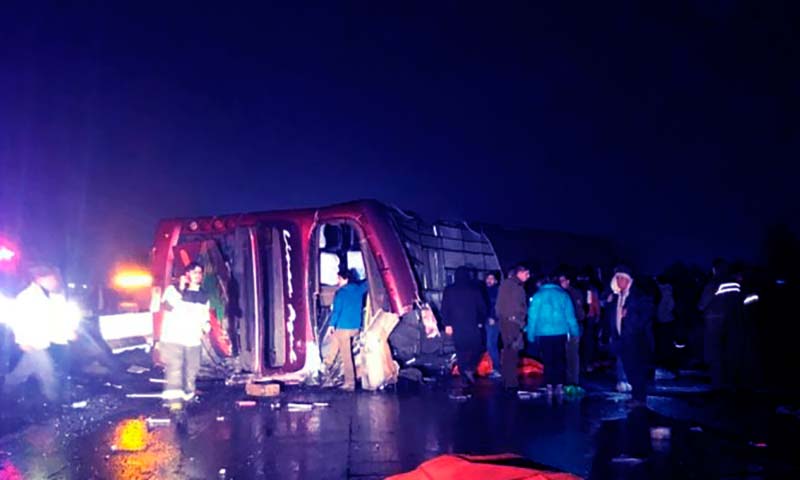 Volcamiento de bus deja 6 fallecidos en Mostazal
