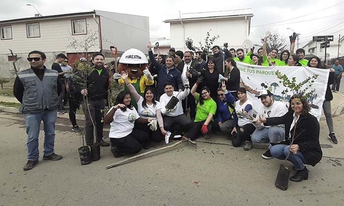 Jóvenes voluntarios participan en Arborización Comunitaria