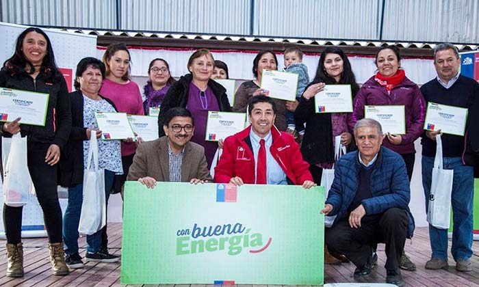 Las Cabras: 200 familias de El Durazno reciben ampolletas LED