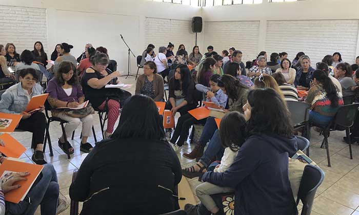 Mujeres debaten acerca de la contingencia social en Graneros