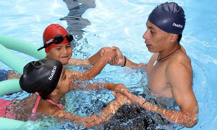 Ministerio del deporte enseña natación gratuitamente a los niños