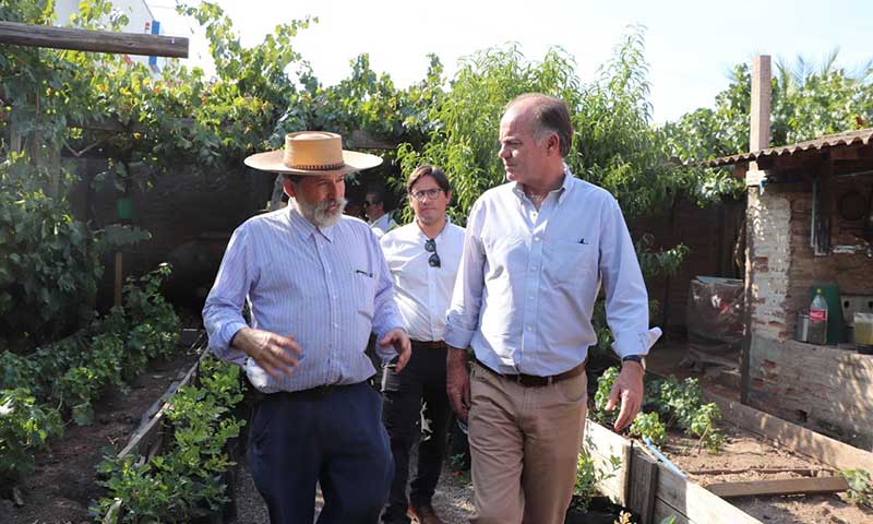 Ministro de Agricultura insta a asociarse a pequeños productores vitivinícolas de Colchagua