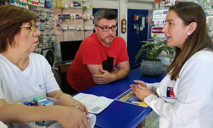 Seremi de Salud difunde en farmacias de barrio beneficios de la Ley Cenabast