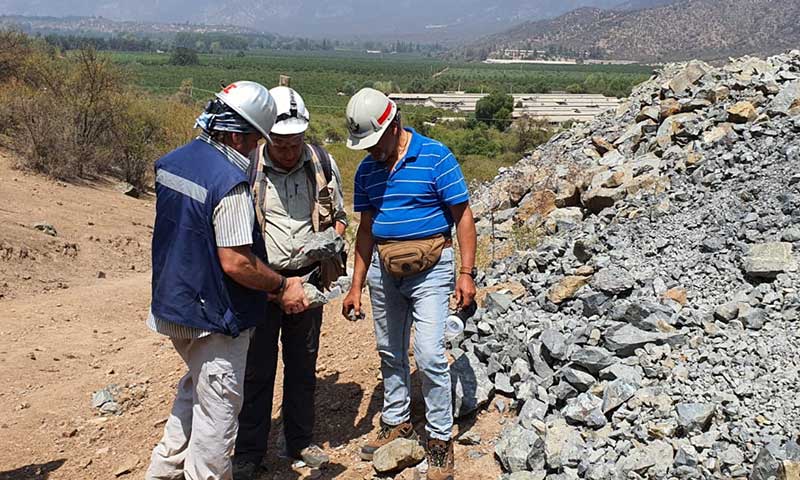 Mineros y mineras de O’Higgins adquieren conocimientos de geología para aumentar la producción de sus yacimientos