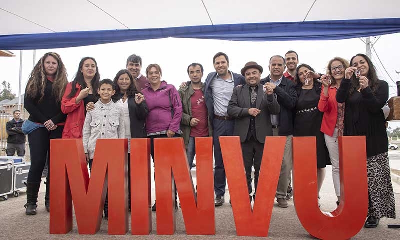 Minvu entrega viviendas, subsidios y certificados de pavimentación participativa en Pichilemu
