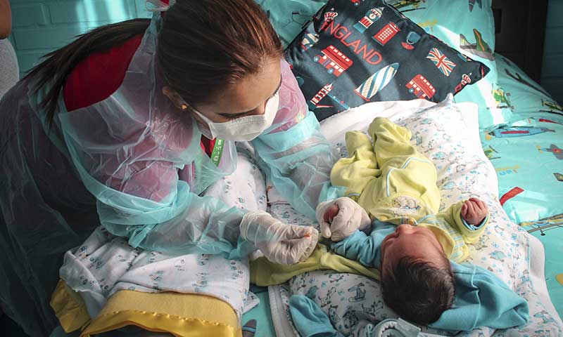Matronas vacunan y toman exámenes a recién nacidos en sus domicilios