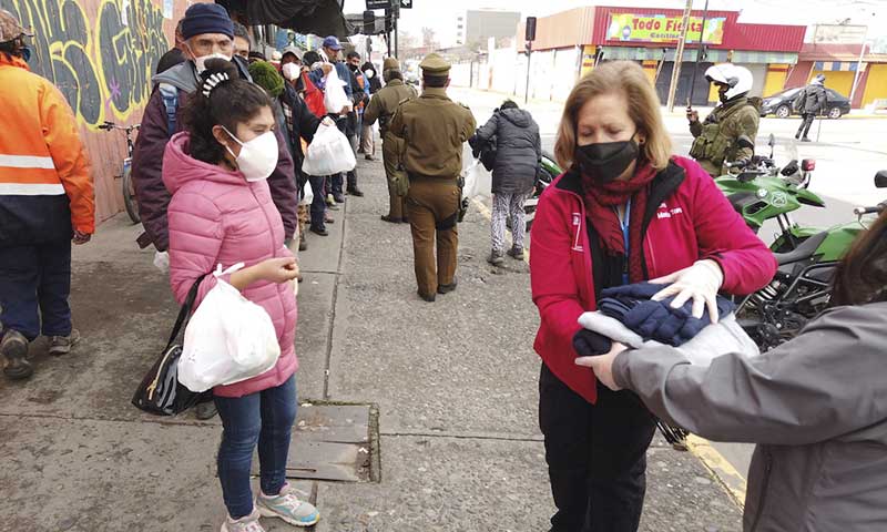 Entregan abrigos y kit de alimentos e higiene a personas en situación de calle de Rancagua