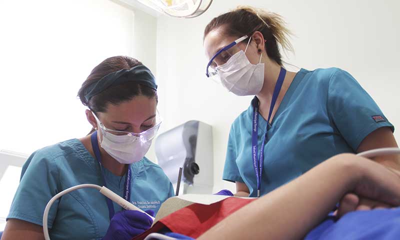 Equipos odontológicos entregan kit de higiene dental