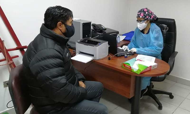 Hospital de Lolol realiza toma de PCR en Compañía de Bomberos