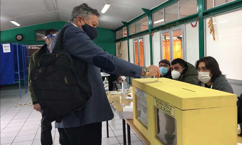 Alto flujo de votantes recibe los colegios Municipales de Rancagua