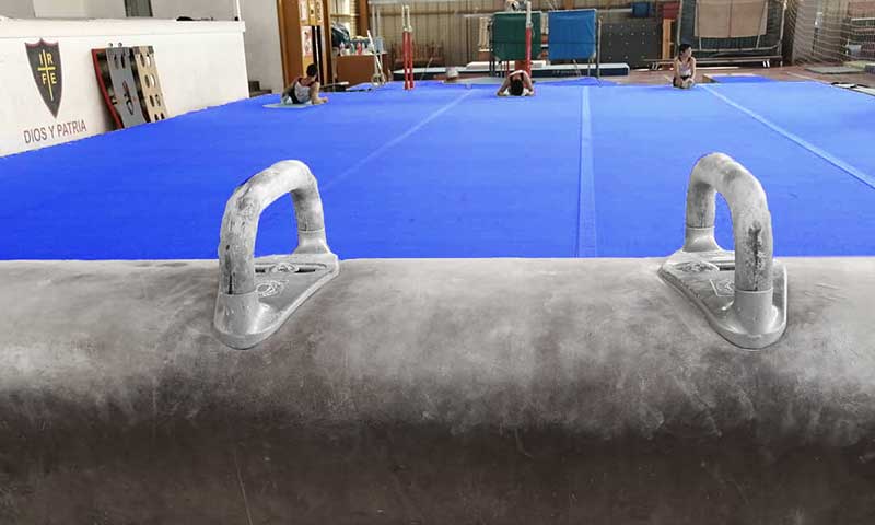 Entregan nuevo tapete para la gimnasia artística en Santa Cruz