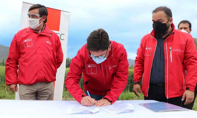 Indap y Sercotec firman convenio para apoyar a micro empresarios del agro