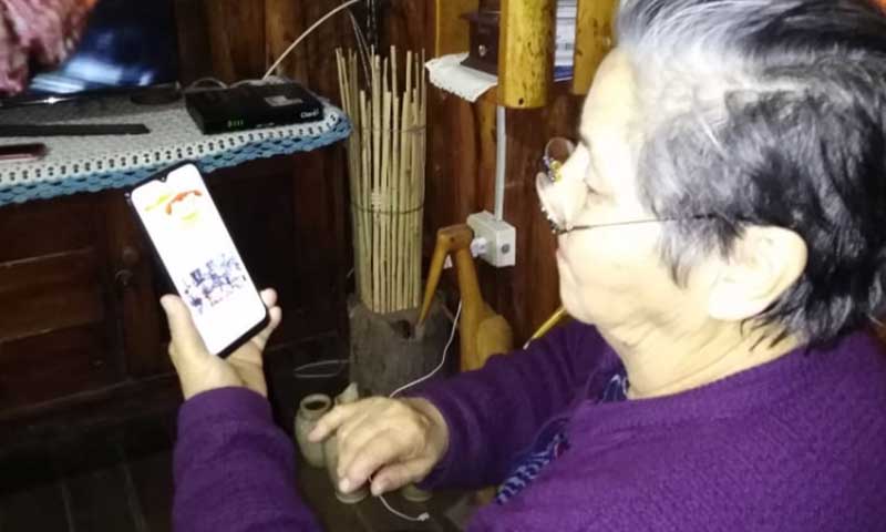 Un 54% de las mujeres mayores de 70 años no tienen conexión a Internet