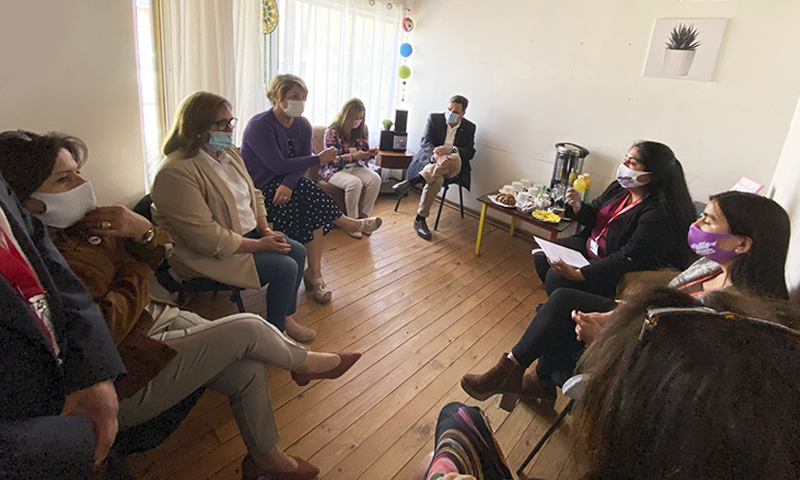 Directora del Sernameg y autoridades regionales visitan Centro de la Mujer de Pichilemu