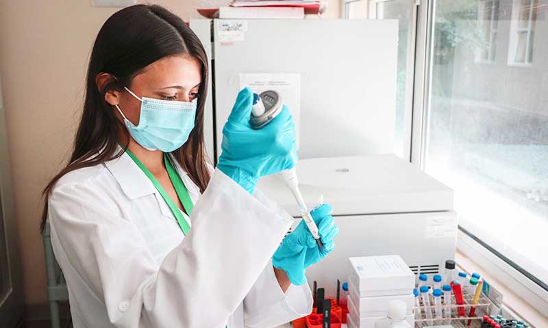 Bioquímica brasileña colabora en proyecto de investigación del Hospital Regional de Rancagua