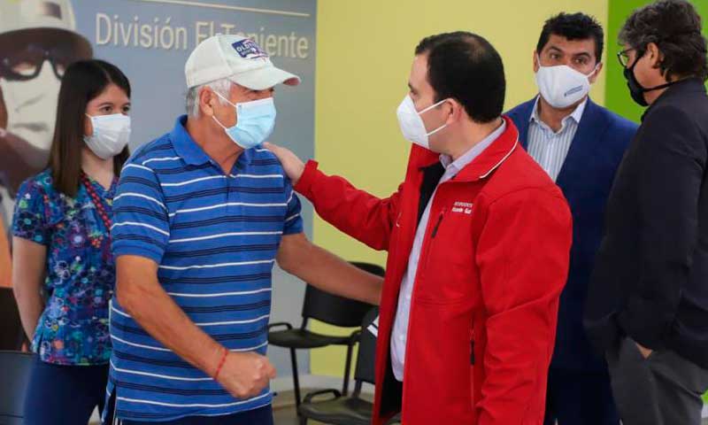 Intendente visita vacunatorio del Estadio El Teniente y anuncia ampliar a 5 mil vacunaciones diarias