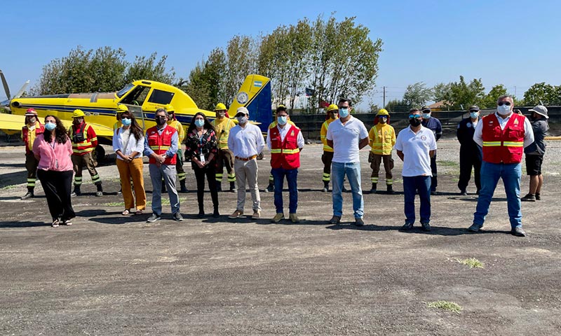 Conaf O’Higgins entrega reconocimiento a Club Aéreo de Rancagua por apoyo en combate de incendios forestales