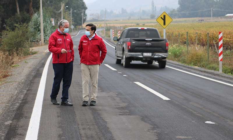 Autoridades revisan el término de obras de pavimentación de camino rural en Los Lingues