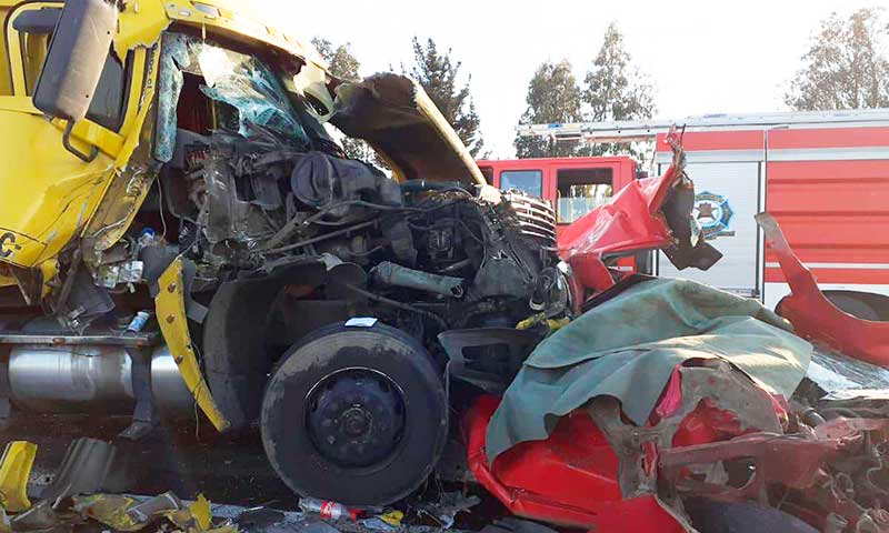En Requínoa choque de un camión con automóvil deja un fallecido