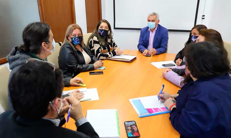 Gobernador regional se reúne con asociación Guatita de Delantal para retomar cirugías