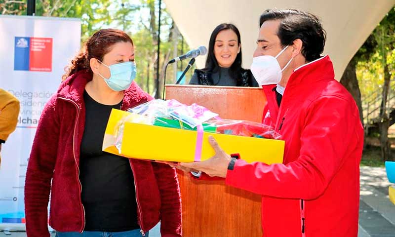 Delegación Provincial Colchagua entrega kits a niños con discapacidad de jardines infantiles de San Fernando