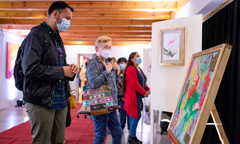 Exposición de pinturas locales se exhibe en la comuna de Las Cabras