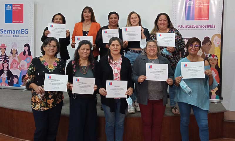 Primer Sindicato de Mujeres de Ferias Libres se certifican en los curos de la Academia de Mujeres Emprendedoras