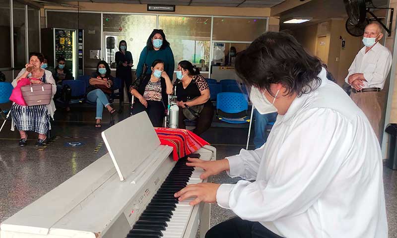 Reconocido artista deleita a funcionarios y usuarios del Hospital de Rengo con música de piano