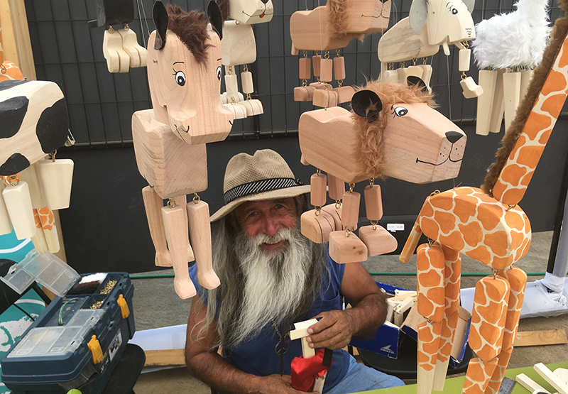 Artesano lleva 25 años haciendo marionetas de madera para estimular la imaginación de los niños