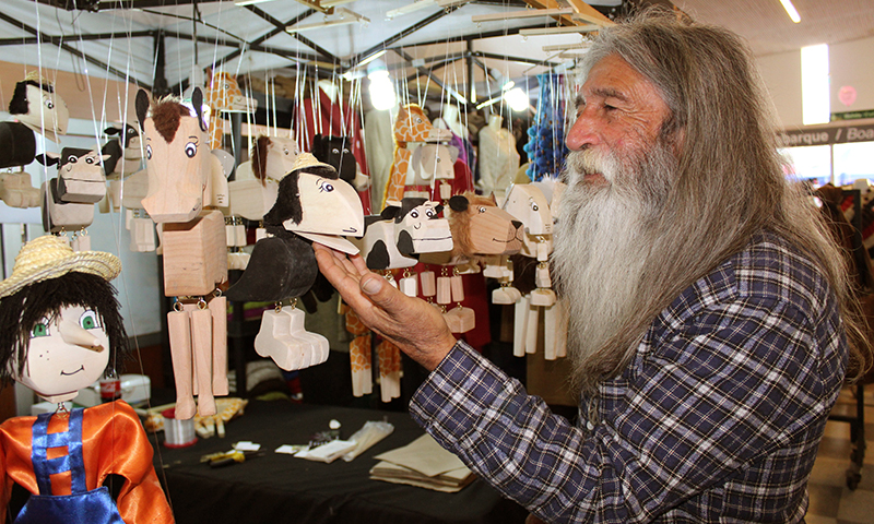 Artesano lleva 25 años haciendo marionetas de madera para estimular la imaginación de los niños