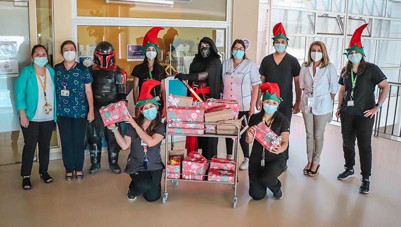 Pacientes pediátricos del Hospital Regional Rancagua reciben regalos navideños