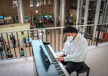 Para bienestar de usuarios y pacientes, Hospital Regional de Rancagua realiza intervención musical