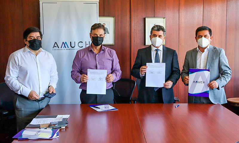 Alcaldes de San Fernando y Chimbarongo firman convenio con Amuch para rebajar precios del gas licuado