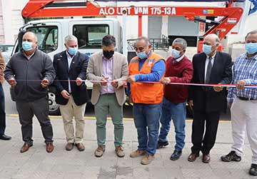 Alcalde de San Fernando inaugura nuevo camión para mantención del alumbrado público