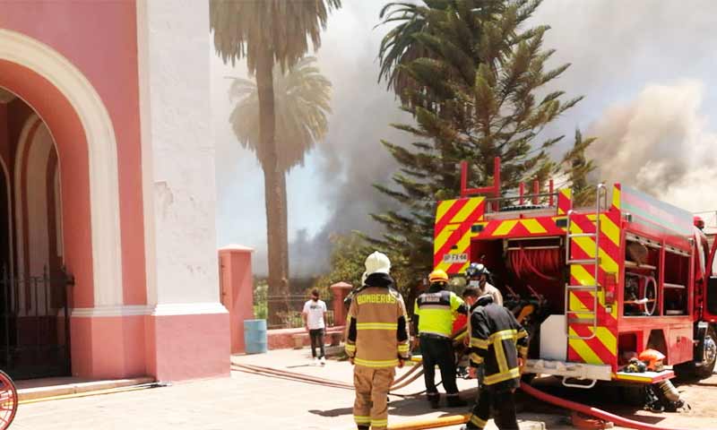 Voraz incendio destruye parte del templo de Santa Rosa de Pelequén
