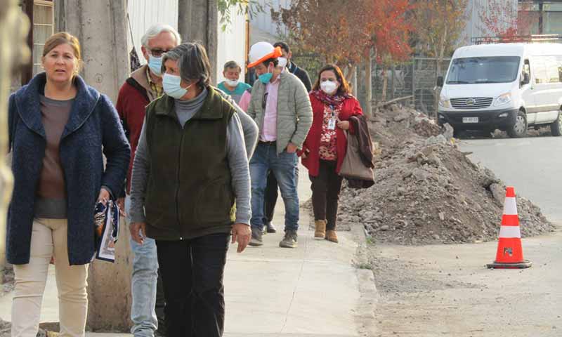 Familias del barrio central oriente de San Vicente inspeccionan avance de obras de Calle El Medio