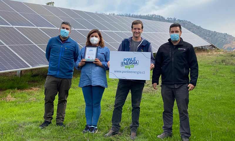 Seremi de Energía entrega reconocimiento a Agrícola Los Culenes por instalar paneles fotovoltaicos