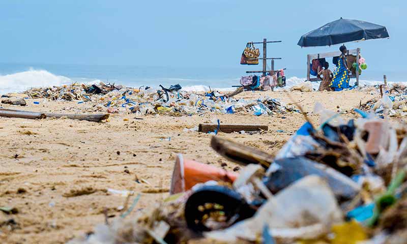 playa basura plastico