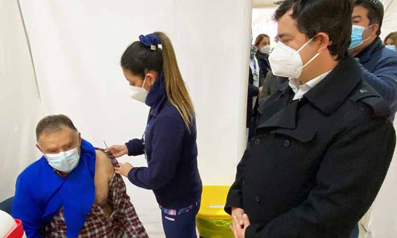 Servicio de Salud celebra avance de vacunación en Cesfam Santa Cruz que supera el 95%