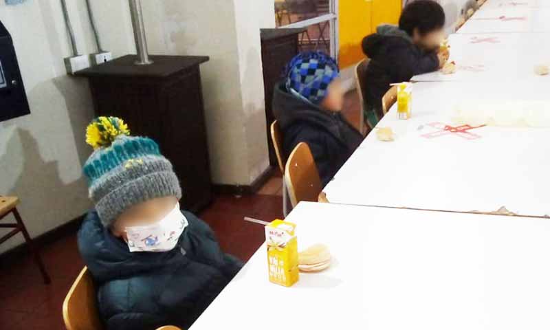 Alumnos del colegio Aurora de Chile reciben colaciones frías en pleno invierno