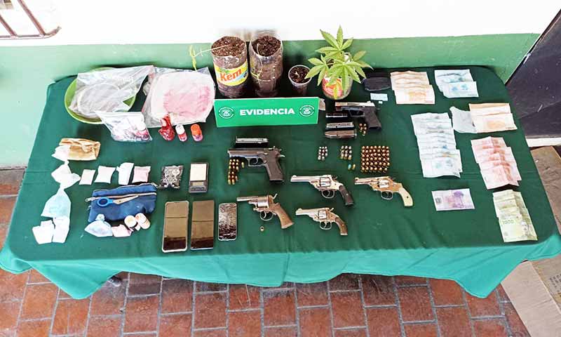Procedimiento de Carabineros permite descubrir armamento y drogas en Palmilla