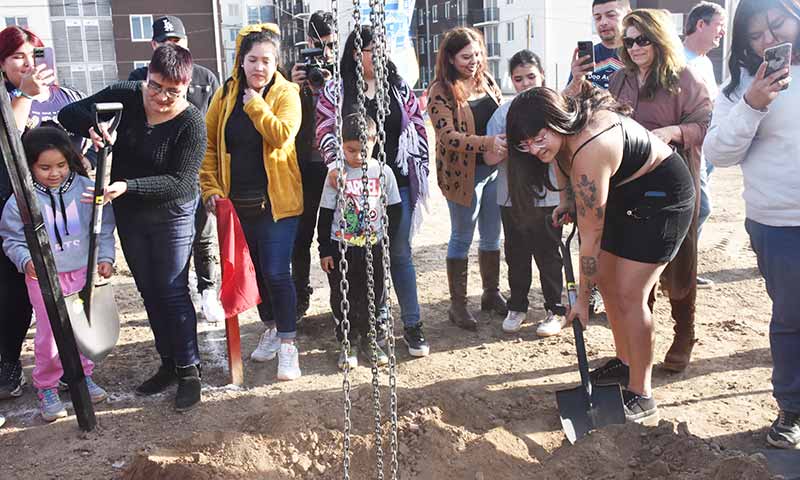 Familias del comité Alto Raíces de Rancagua colocan la primera piedra de sus futuras viviendas