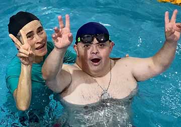 Jóvenes con discapacidad aprenden a nadar gracias a proyecto financiado por el Gobierno Regional