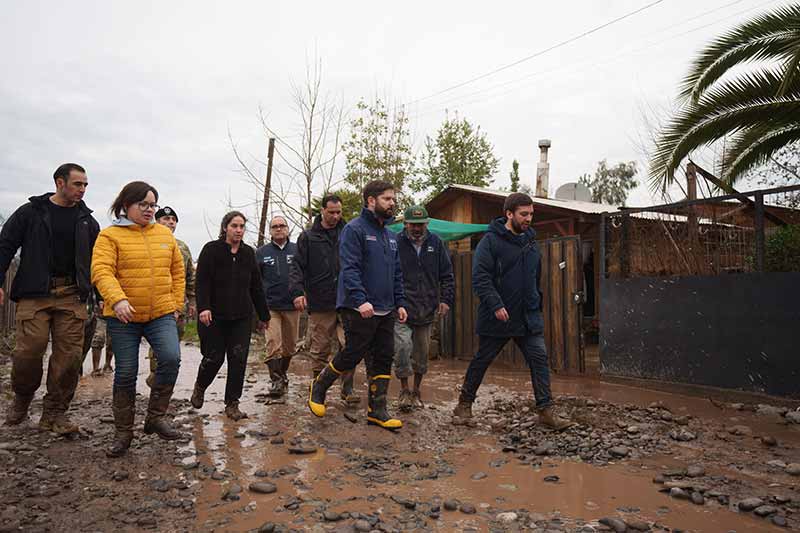 Presidente Gabriel Boric visita Coltauco, un pueblo devastado por el agua y el barro