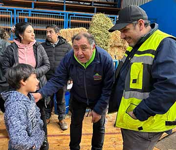 Toneladas de alimentos y más de mil litros de agua lleva municipio de Graneros hasta Coltauco