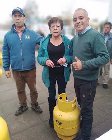 Consejero Lenin Arroyo junto a empresario de Machalí entregan 15 cargas gratuitas de gas a vecinos de población Santa Teresa