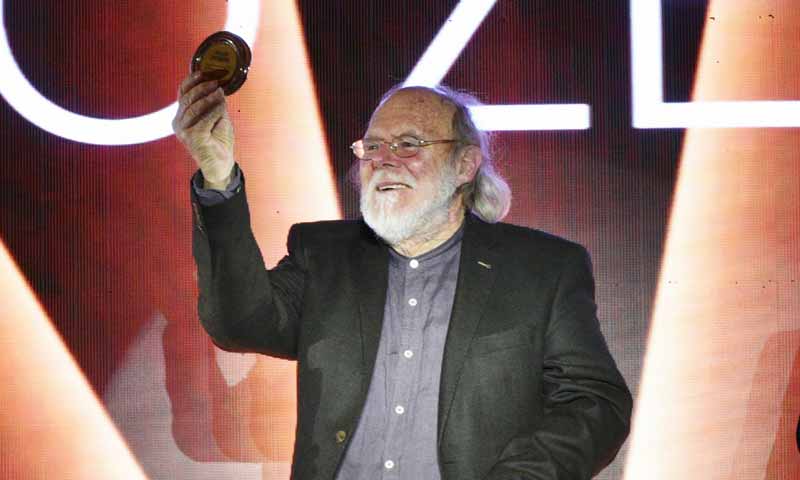 En emotiva ceremonia, Julio Zegers recibe el premio Figura Fundamental de la Música Chilena