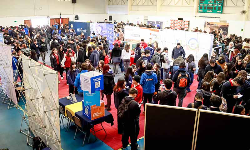 Cientos de estudiantes visitaron la feria de educación superior San Fernando College 2023